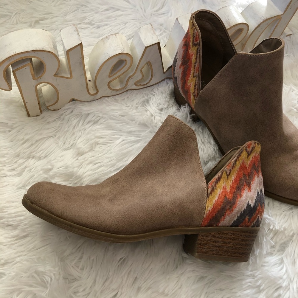 Indigo women booties size 6 tan color